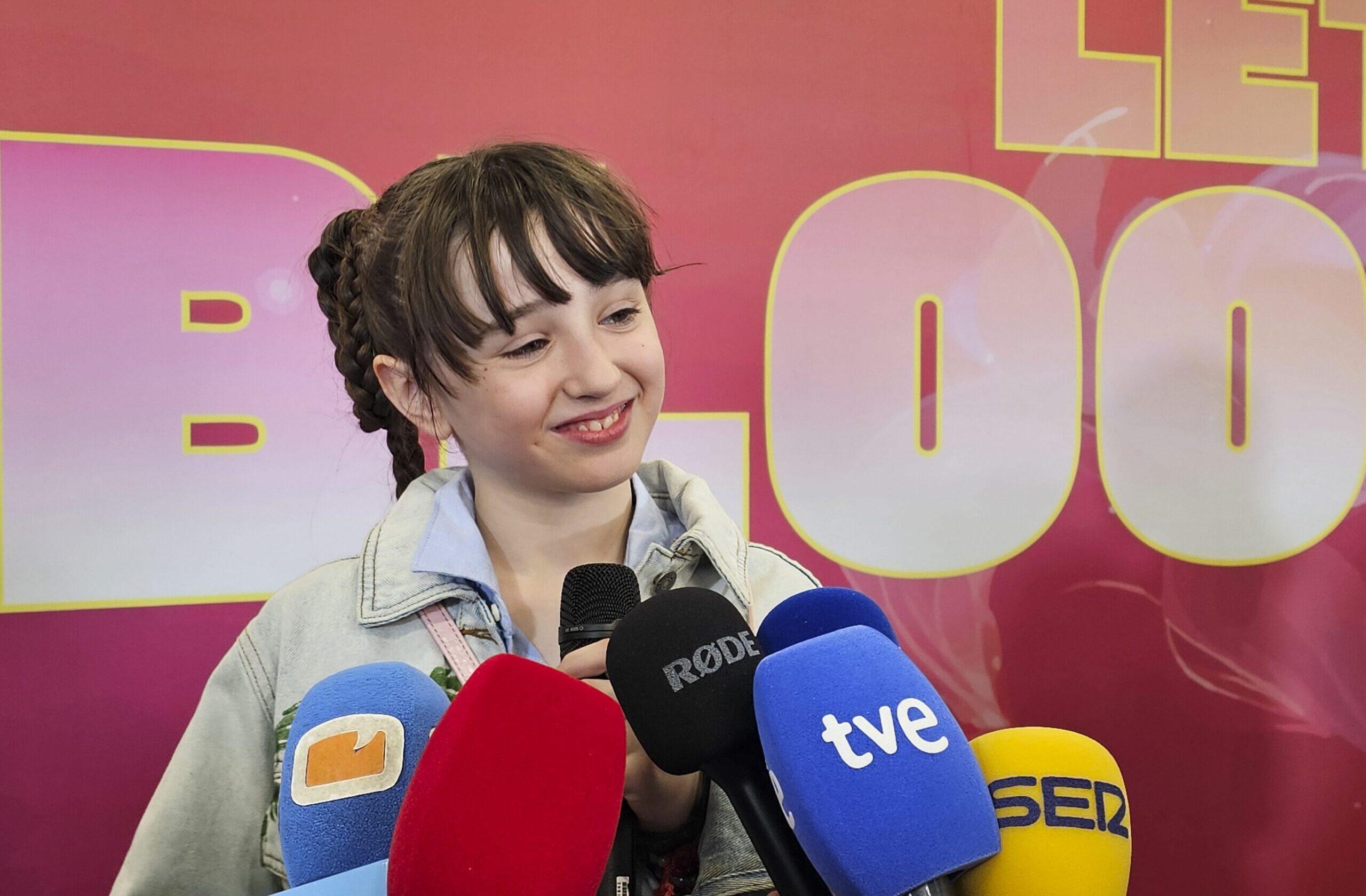 MADRID, 16/11/2024.- La representante española Chloe DelaRosa ofrece declaraciones en Eurovisión Junior 2024 este sábado en la Caja Mágica de Madrid. Georgia, con Andria Putkaradze como representante, ganó este sábado la edición de la versión infantil de Eurovisión, Eurovisión Júnior, la primera que España organiza y que tuvo lugar en la Caja Mágica de Madrid. EFE/ Javier Herrero
 ESPAÑA EUROVISIÓN JÚNIOR 2024