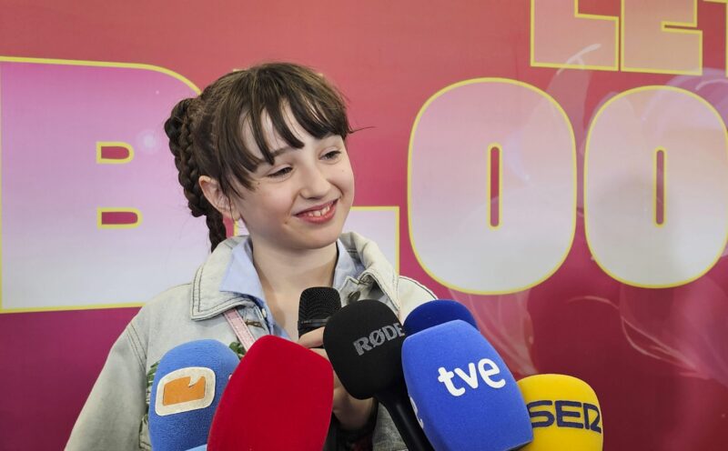 MADRID, 16/11/2024.- La representante española Chloe DelaRosa ofrece declaraciones en Eurovisión Junior 2024 este sábado en la Caja Mágica de Madrid. Georgia, con Andria Putkaradze como representante, ganó este sábado la edición de la versión infantil de Eurovisión, Eurovisión Júnior, la primera que España organiza y que tuvo lugar en la Caja Mágica de Madrid. EFE/ Javier Herrero
 ESPAÑA EUROVISIÓN JÚNIOR 2024