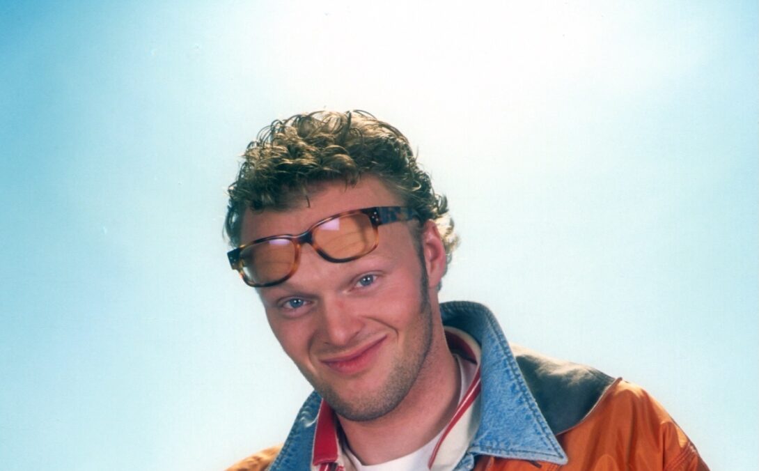 Stefan Raab, Komponist, TV-Moderator, Sänger, Porträt, geb.: 20. Oktober 1966, Sternzeichen: Waage, Portrait, Brille, Studio, Comedy, Jacke, 07.09.2002, Promis, Prominenter, Prominente, (Photo by Peter Bischoff/Getty Images)