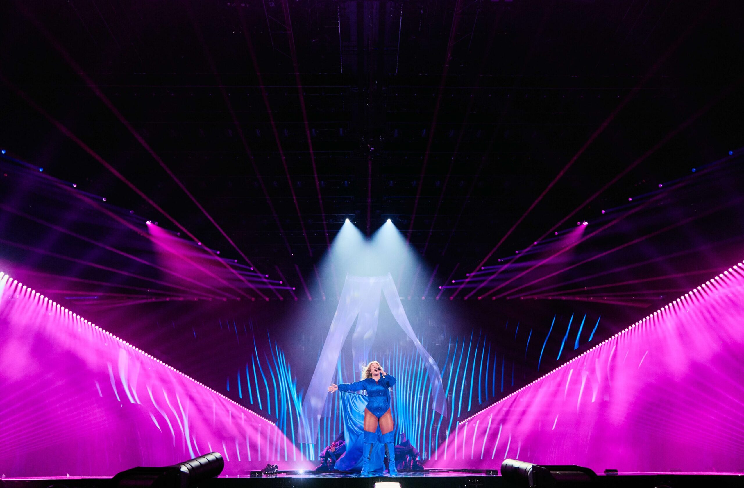 Sissal_rehearsing_Hallucination_for_Denmark_at_St._Jakobshalle(5)