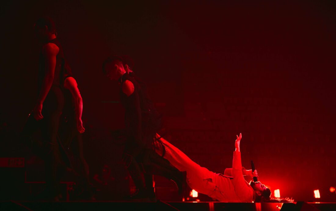 Princ_rehearsing_Mila_for_Serbia_at_St._Jakobshalle(6)