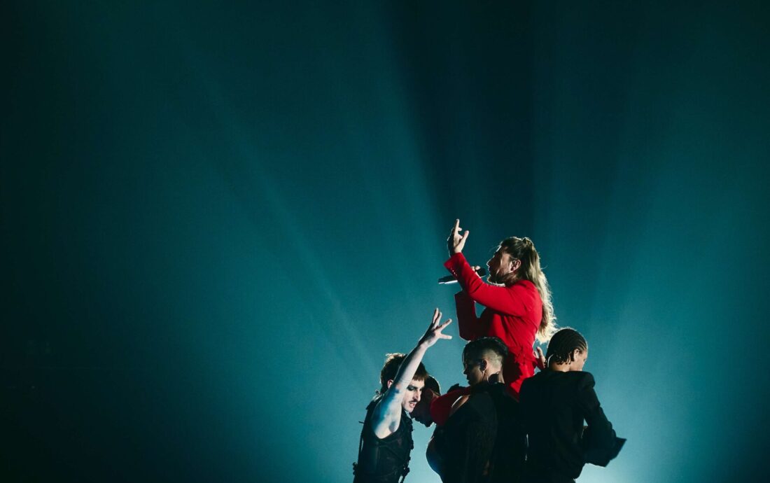 Princ_rehearsing_Mila_for_Serbia_at_St._Jakobshalle(3)