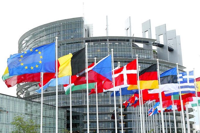 Parlamento-Europeo-banderas-de-paises-680x453