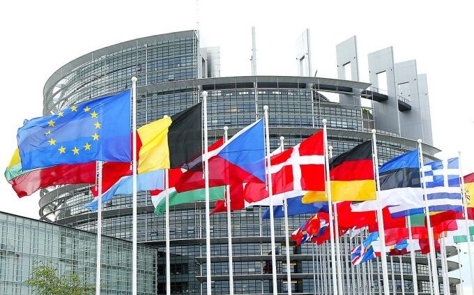 Parlamento-Europeo-banderas-de-paises-680x453