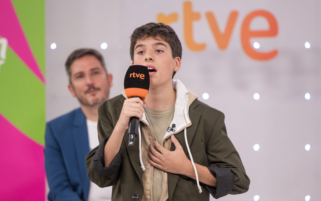 12 Gonzalo cantando