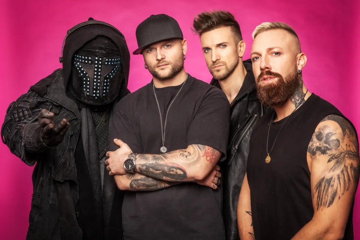 smash-into-pieces_63f5357b1f948