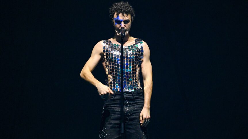 Cosmó in der Show «Vienna Calling - Wer singt für Österreich?». Der 70. Eurovision Song Contest wird in diesem Jahr in Wien ausgetragen. (zu dpa: «ESC: Österreich schickt 19-Jährigen ins Rennen»)