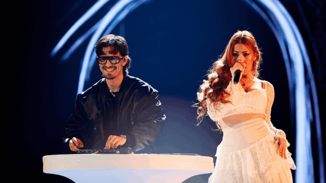 Tonygrox y LUCYCALYS interpretando T AMARÉ
