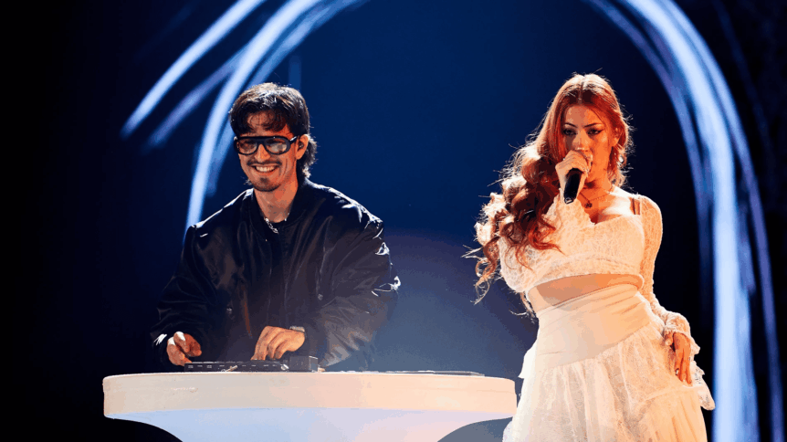 Tonygrox y LUCYCALYS interpretando T AMARÉ