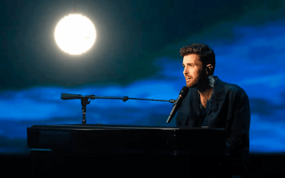 Duncan Laurence actúando en la final de Eurovisión 2019 para Países Bajos