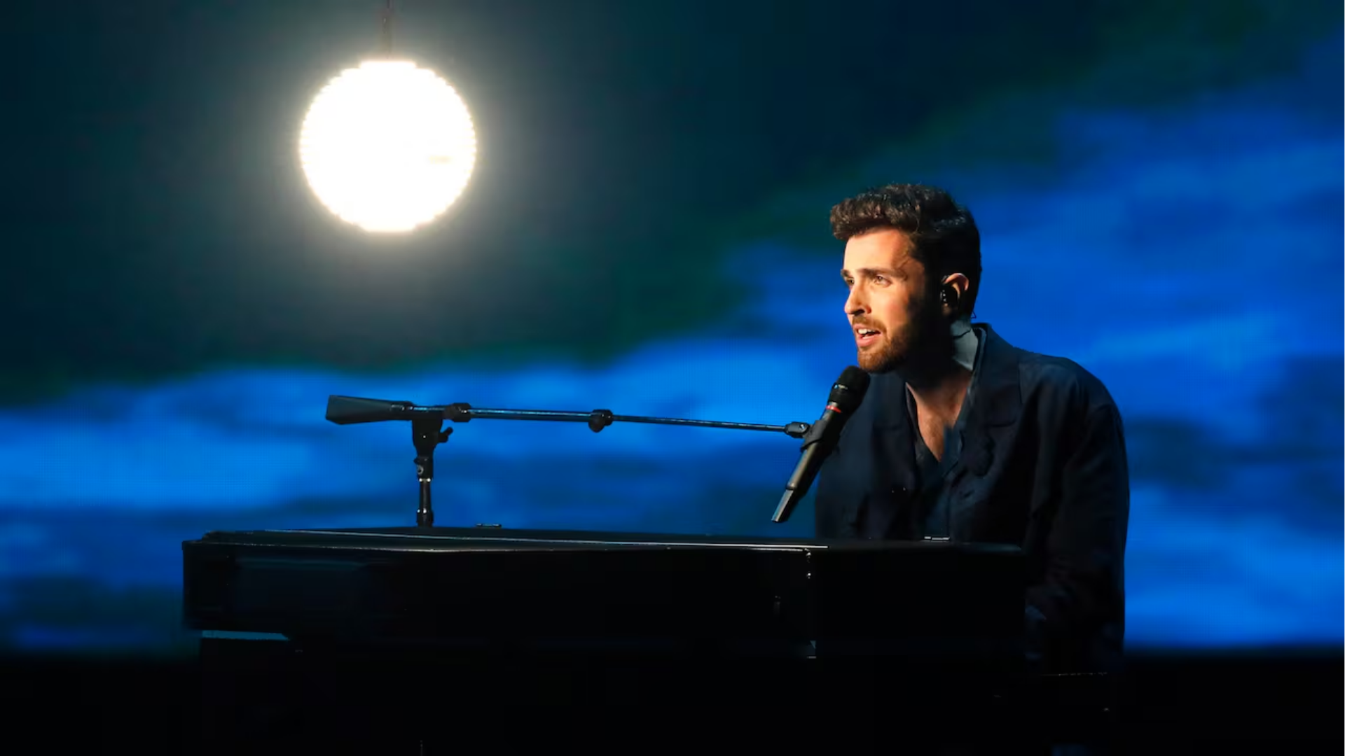 Duncan Laurence actúando en la final de Eurovisión 2019 para Países Bajos