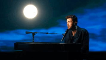 Duncan Laurence actúando en la final de Eurovisión 2019 para Países Bajos