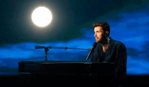 Duncan Laurence actúando en la final de Eurovisión 2019 para Países Bajos