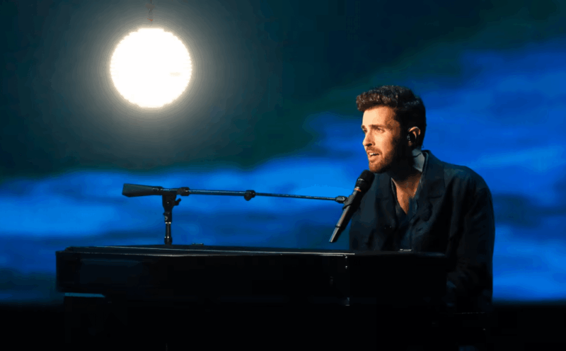 Duncan Laurence actúando en la final de Eurovisión 2019 para Países Bajos