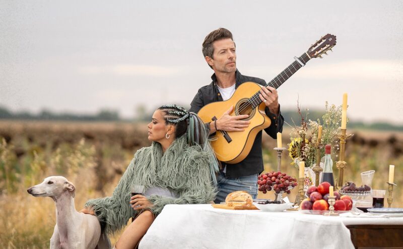 Isabel Aaiún y Pablomora - Portada De Mil Amores